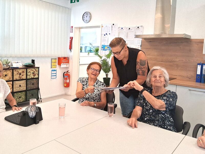 Assistenznehmerinnen lachen mit einer autArK Mitarbeiterin