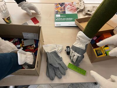 Ein Folder vom Betriebsservice liegt auf einem Tisch mit Werkzeug