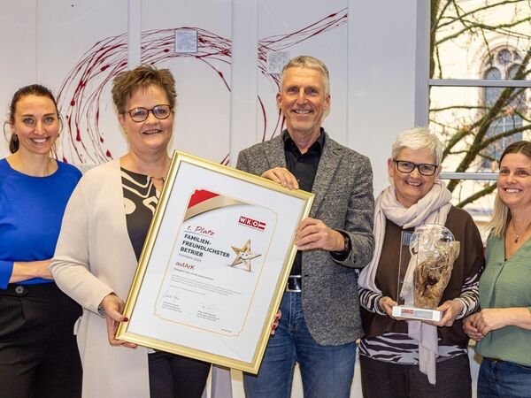 Mitarbeiter*innen von autArK übernehmen die Urkunde
