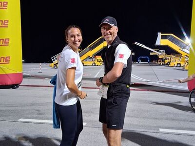 Andreas Jesse und Stephanie Schuller lächeln motiviert in die Kamera