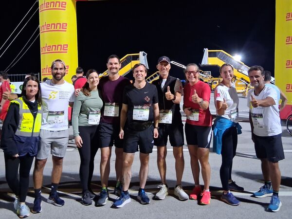 Eine Gruppe von Personen freut sich auf ein nächtliches Lauf-Ereignis