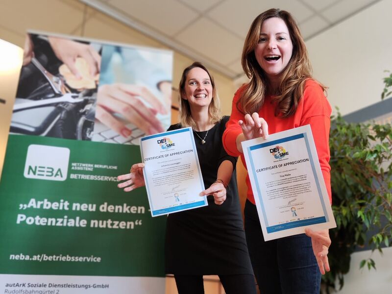 Betriebskontakterinnen zeigen stolz Zertifikate