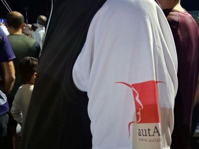 Weißes T-Shirt mit autArK Logo