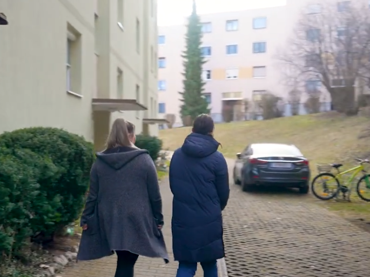 Bewohnerin und Assistentin gehen spazieren