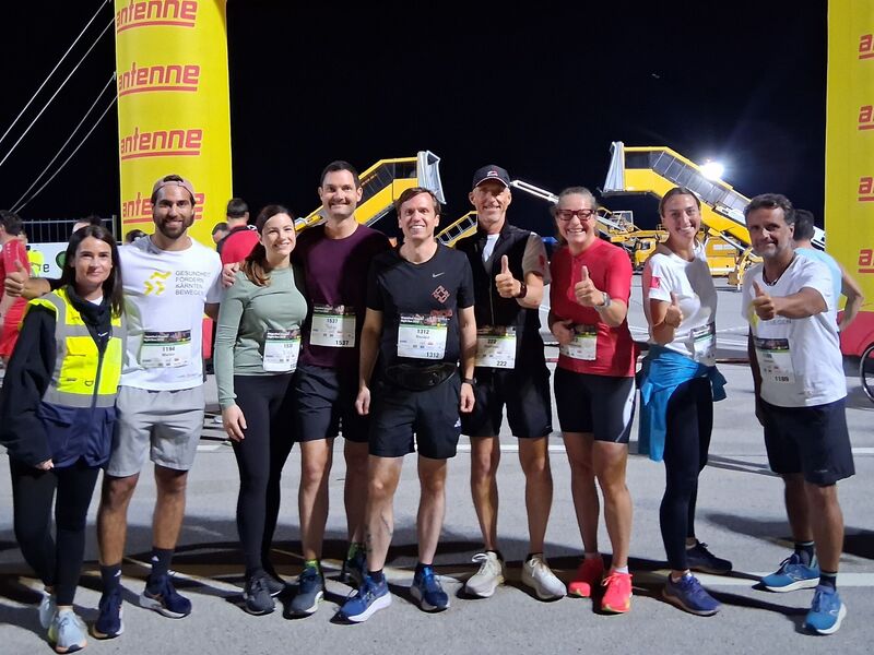 Eine Gruppe von Personen freut sich auf ein nächtliches Lauf-Ereignis