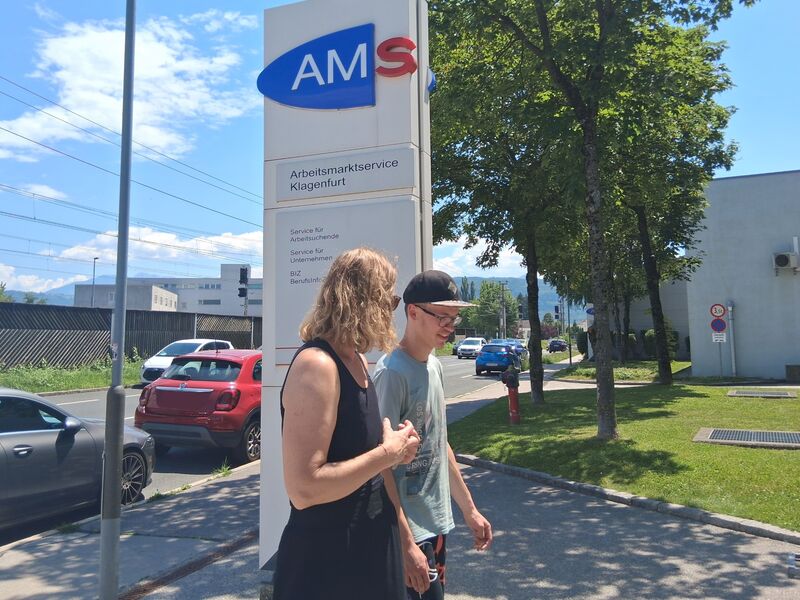Ein Jugendlicher wird zu einem Gespräch beim AMS begeleitet