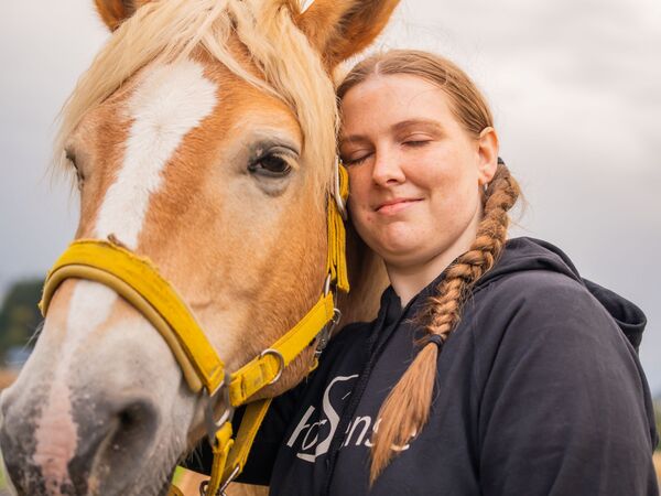 Maria Malle kuschelt mit einem Pferd