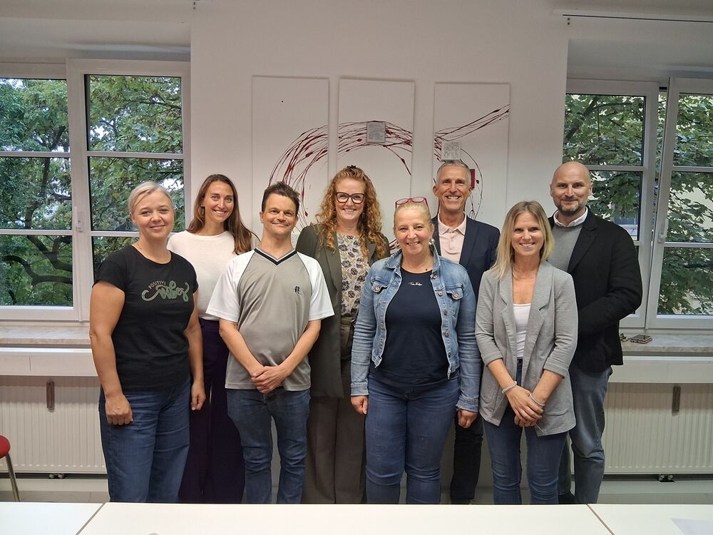 Ein Gruppenbild der NEOS Delegation und den autArK Mitarbeiter*innen