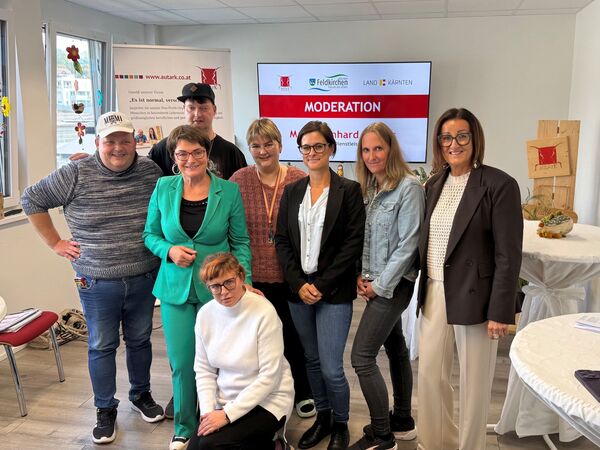 Die Teilnehmer*innen an der Pressekonferenz stehen zusammen und lächeln in die Kamera