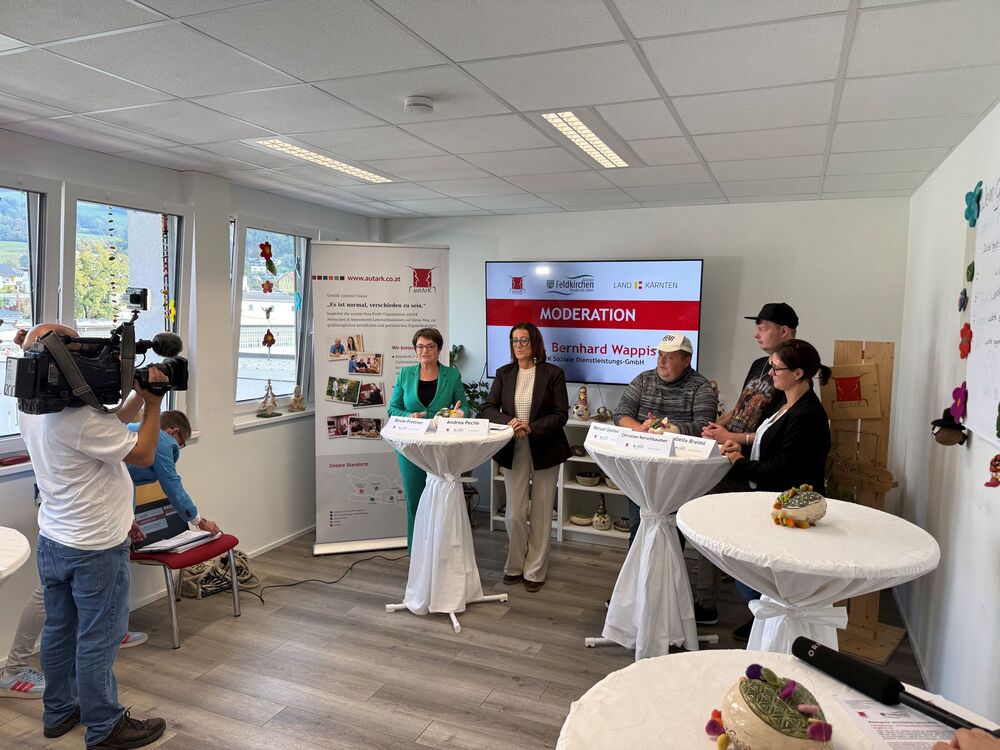 Ein Kameramann filmt die Pressekonferenz