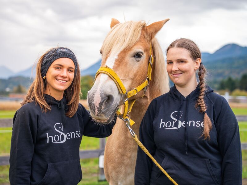Maria Malle und ihre Mentorin mit einem Haflinger