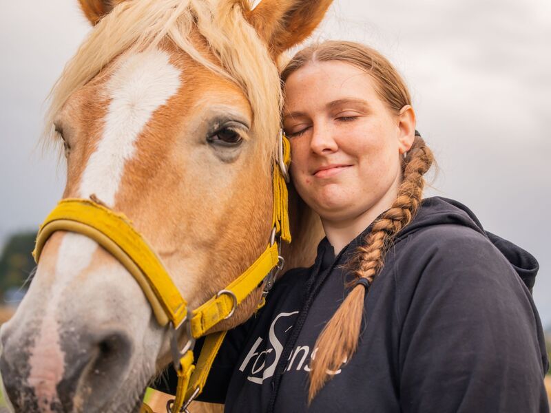 Maria Malle kuschelt mit einem Pferd