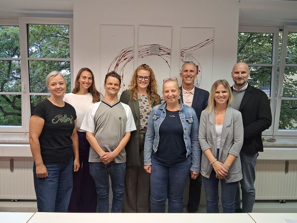 Ein Gruppenbild der NEOS Delegation und den autArK Mitarbeiter*innen
