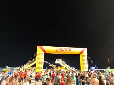 Start- und Zieleinlauf mit den Teilnehmenden des Airport-Night-Run