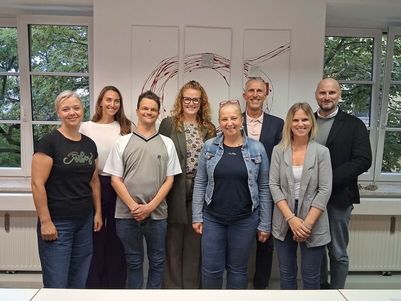 Ein Gruppenbild der NEOS Delegation und den autArK Mitarbeiter*innen