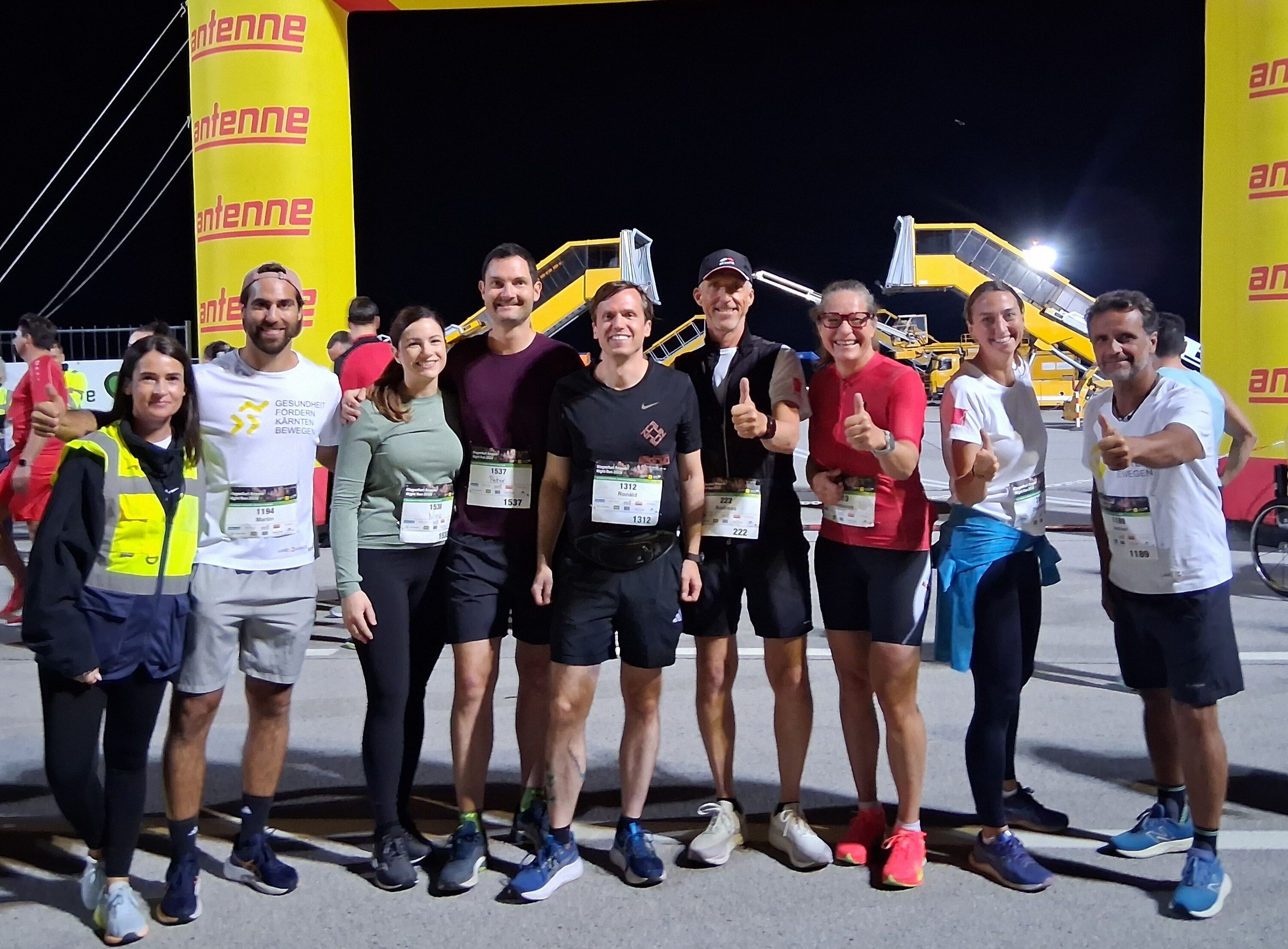 Eine Gruppe von Personen freut sich auf ein nächtliches Lauf-Ereignis