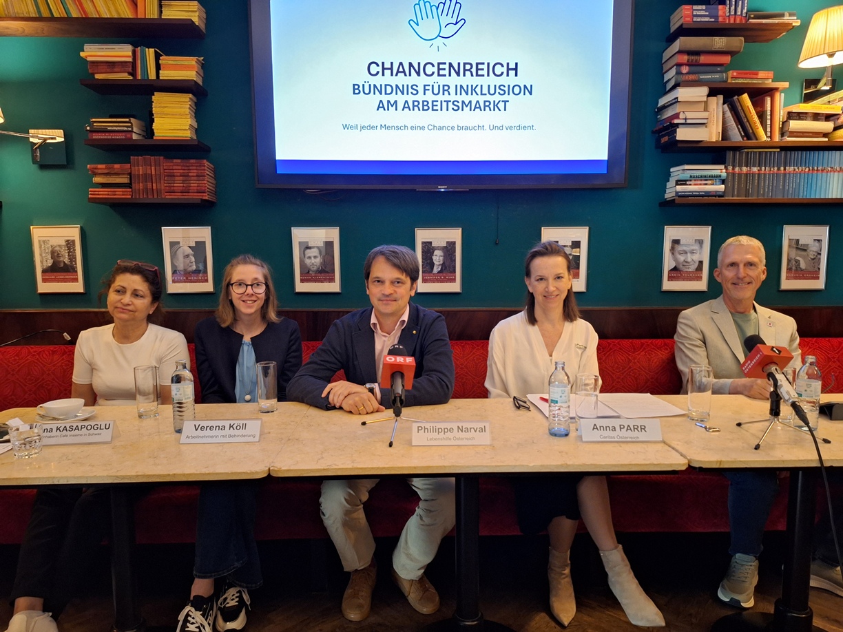 Die Teilnehmer*innen an der Pressekonferenz sitzen an einem Tisch